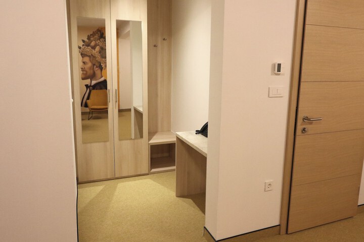 Room 8 of 17