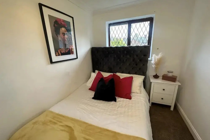 Room 5 of 9