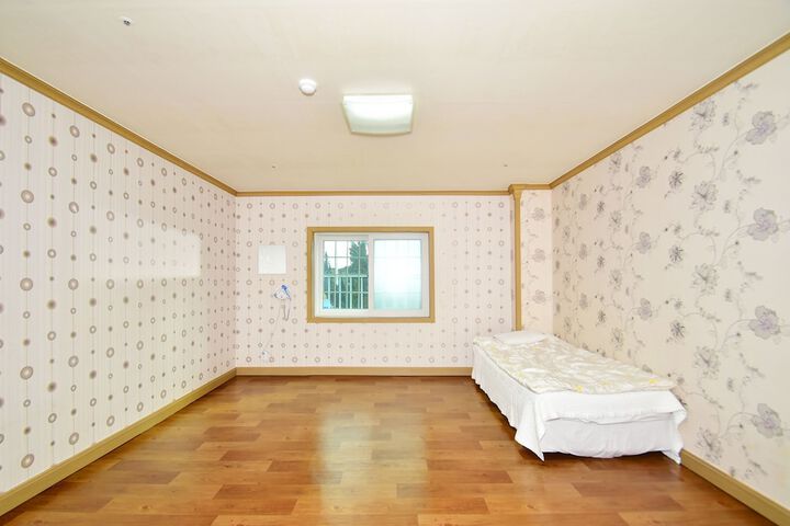 Room 17 of 34