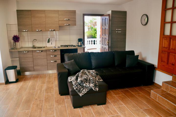 Lounge 2 of 3