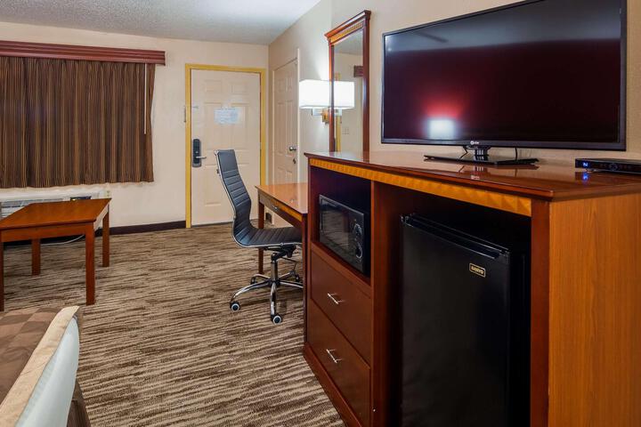 1 King Bed High Speed Internet Accessible Microwave and Refrigerator, Coffee Maker Iron (4 of 8)