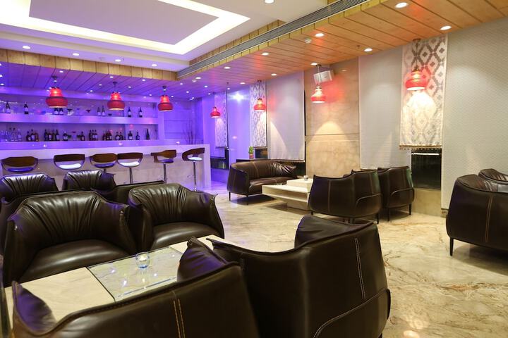 Lounge 28 of 39