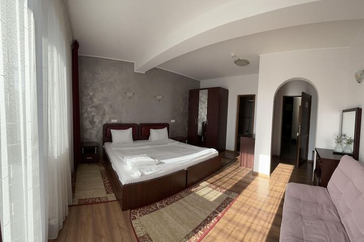 Room 24 of 113