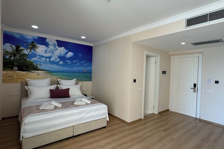 Room 83 of 191