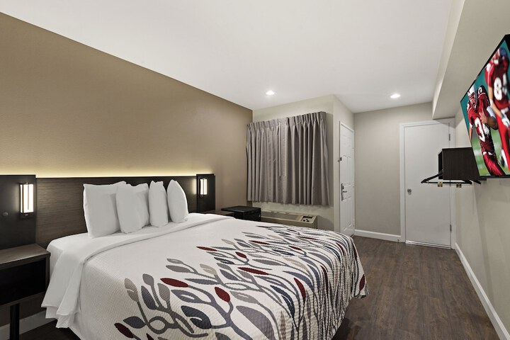 1 Queen Bed (5 of 12)
