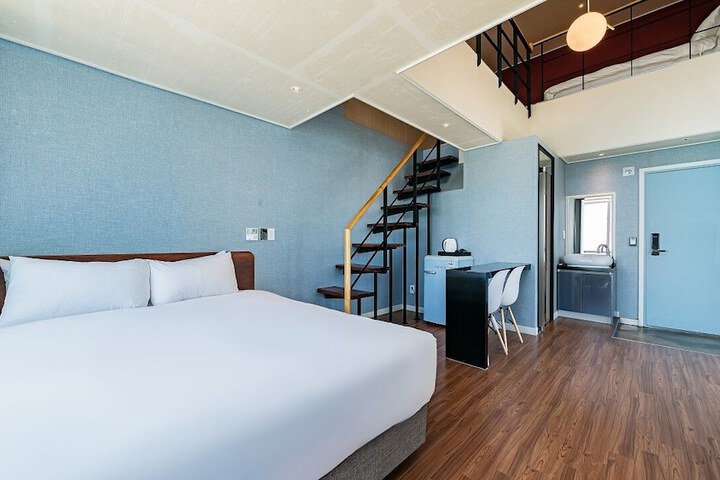 Room 21 of 153