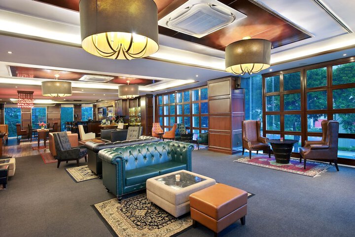 Lounge 37 of 53