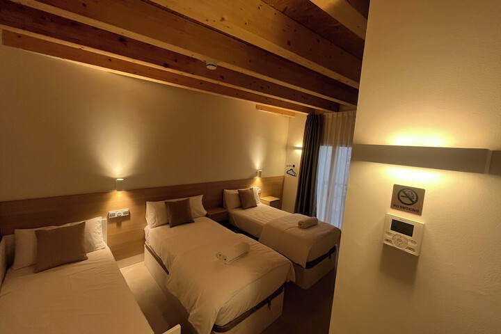 Room 5 of 16