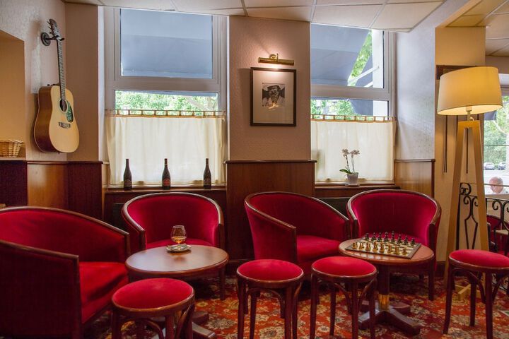 Lobby lounge
