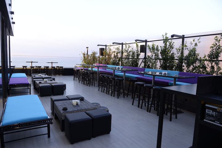Lounge 53 of 64