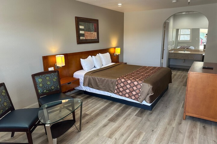 1 Queen Bed (6 of 8)
