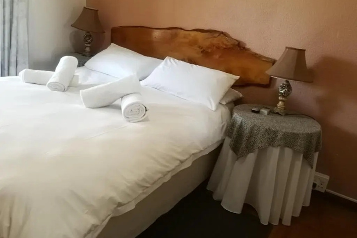 Room 4 of 12