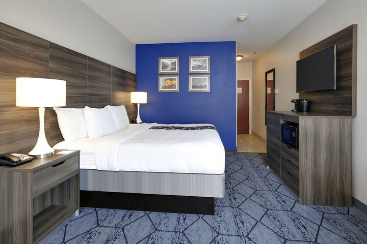 1 King Bed Accessible Room Tub with Grab Bars (3 of 23)