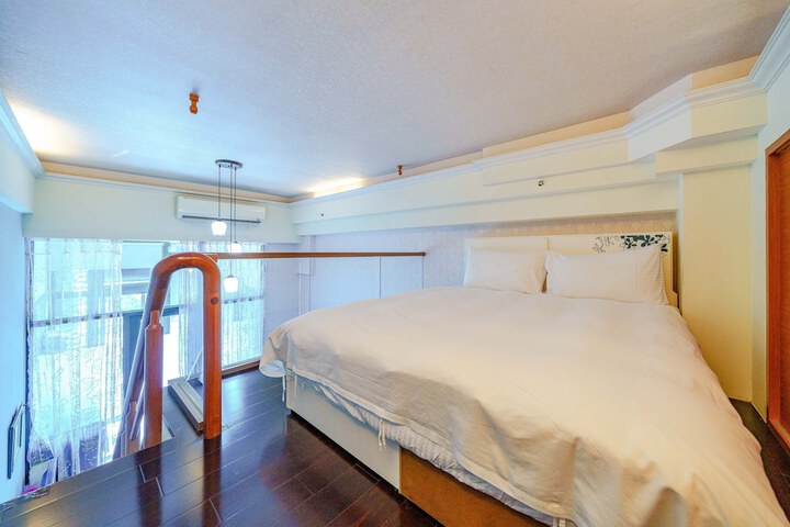 Room 5 of 9