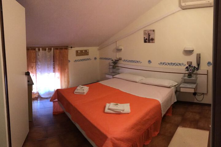 Room 11 of 24