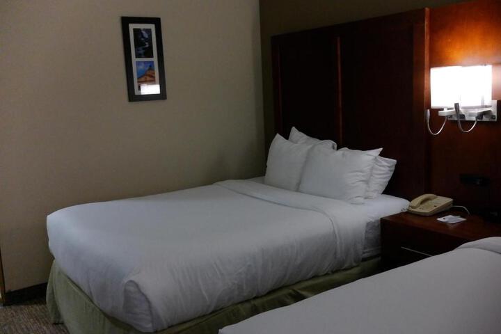 2 Queen Beds (1 of 5)