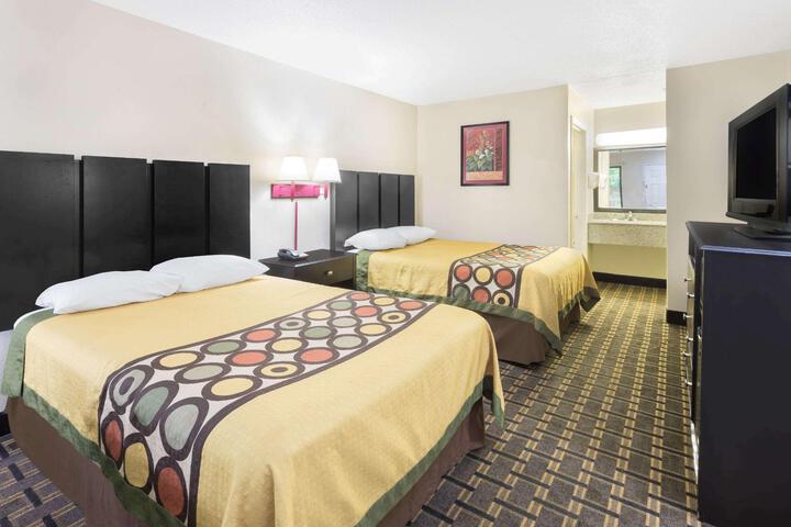 2 Double Beds (4 of 9)