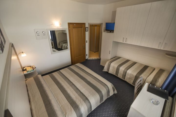 Room 4 of 33