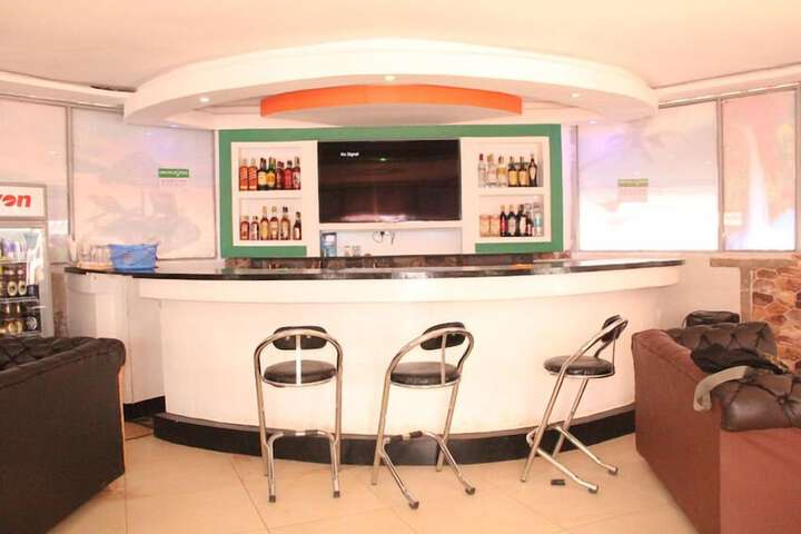 Lounge 12 of 13