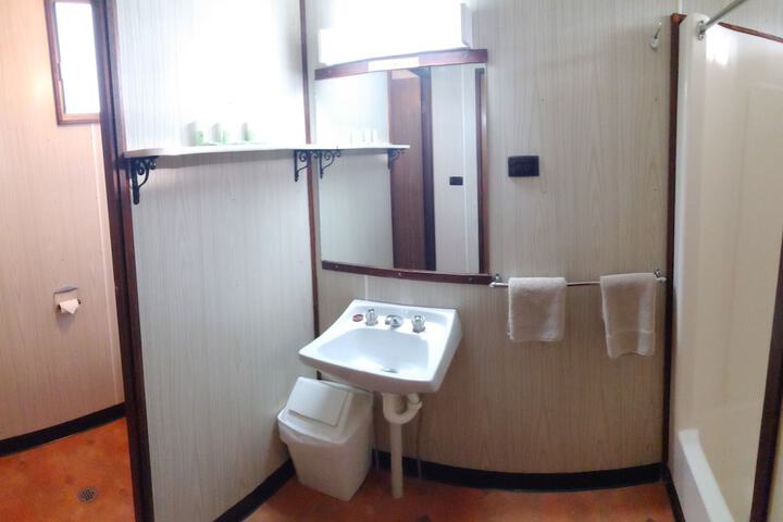 Room 102 of 122