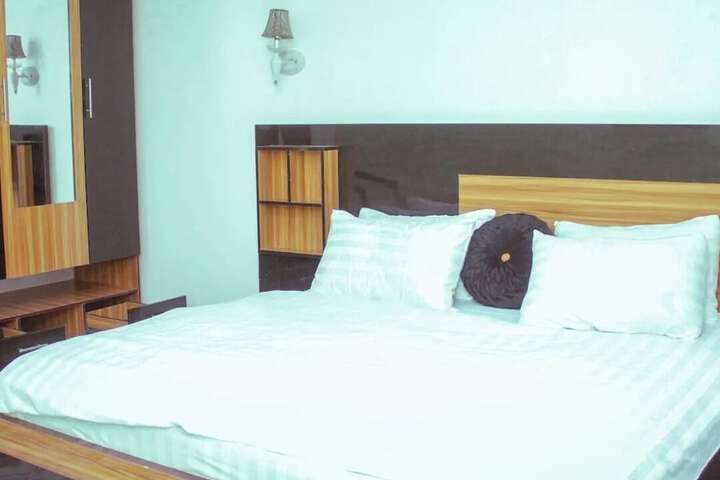 Room 3 of 43