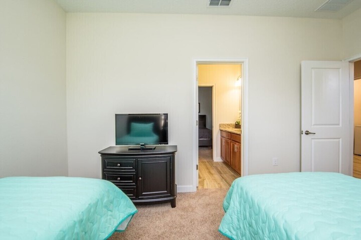 Room 13 of 37