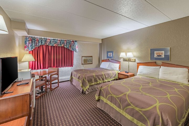 1 Queen Bed (9 of 10)