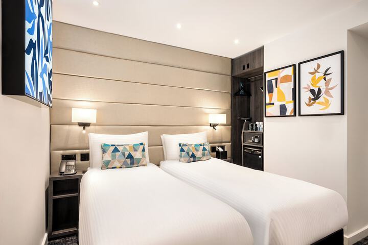 Room 32 of 61