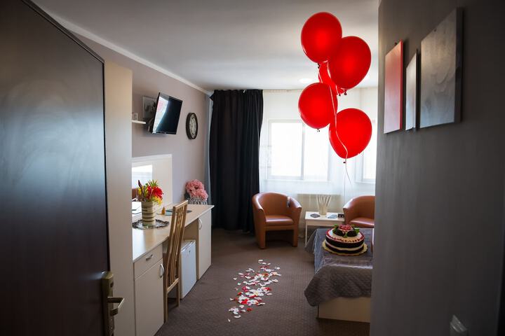 Room 4 of 80
