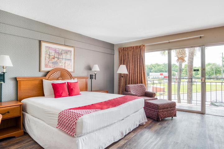 1 King Bed (3 of 8)