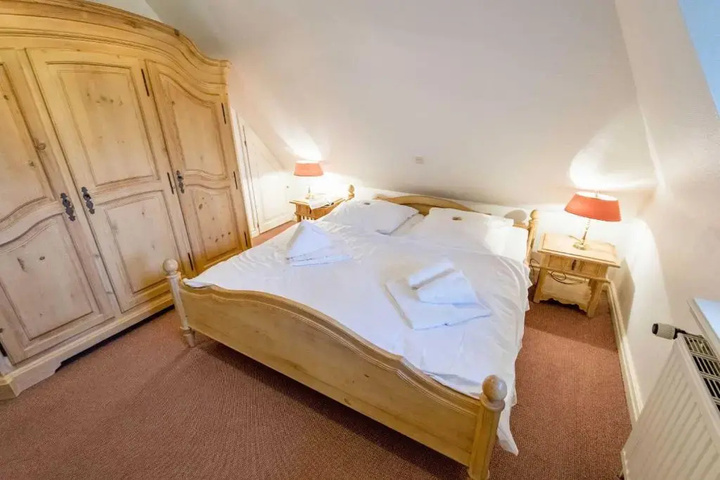 Room 2 of 17
