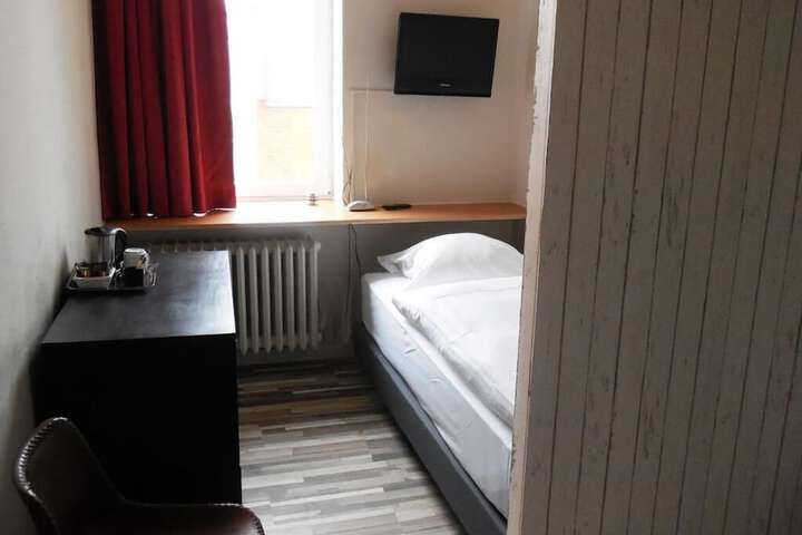 Room 13 of 18