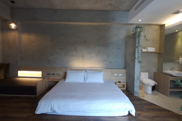 Room 13 of 76