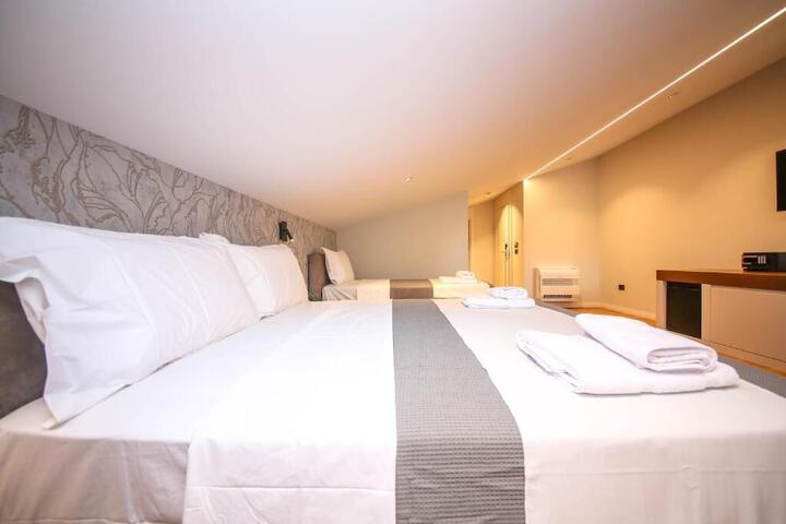 Room 27 of 108