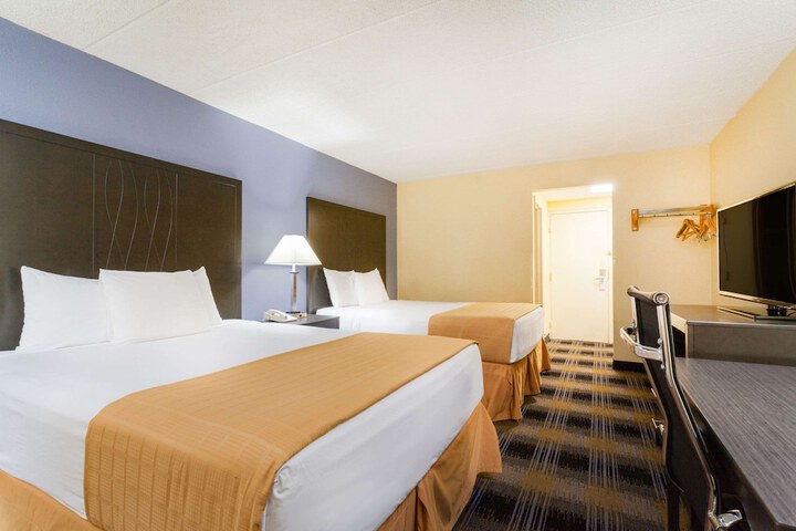 1 Queen Bed Mobility Accessible First Floor (9 of 11)