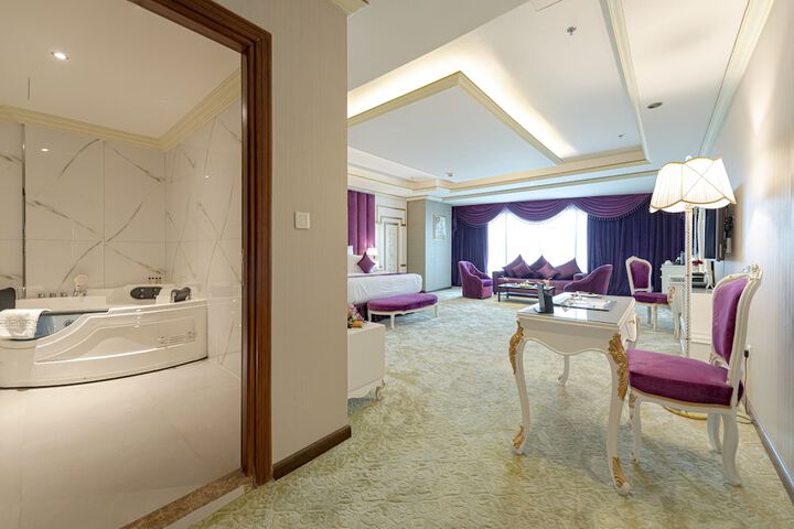 Room 13 of 76