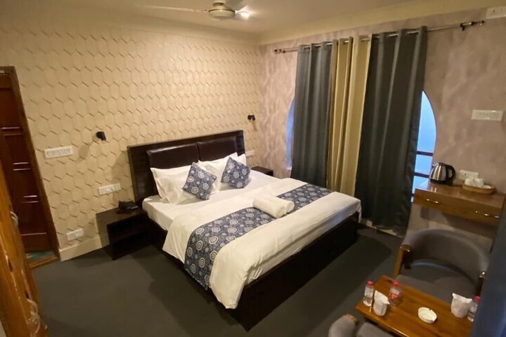 Room 4 of 27