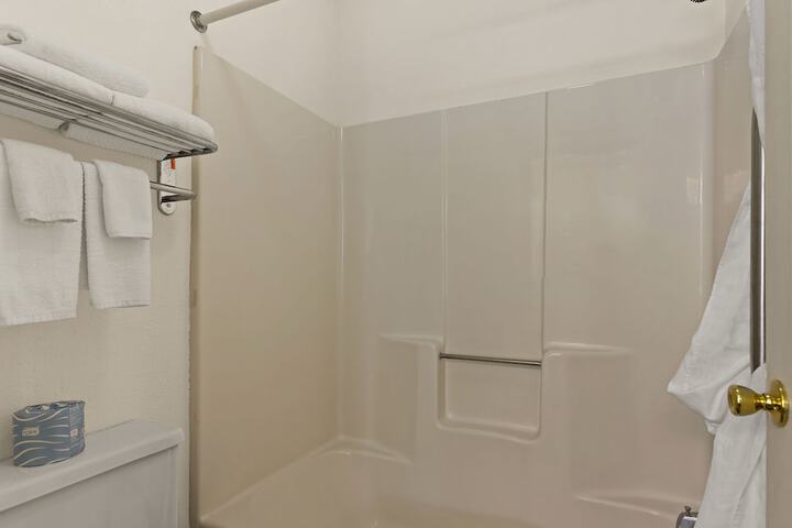 2 Double Beds (6 of 8)