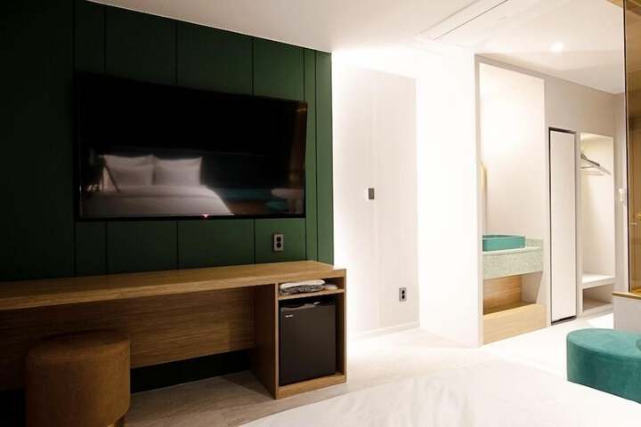 Room 53 of 74