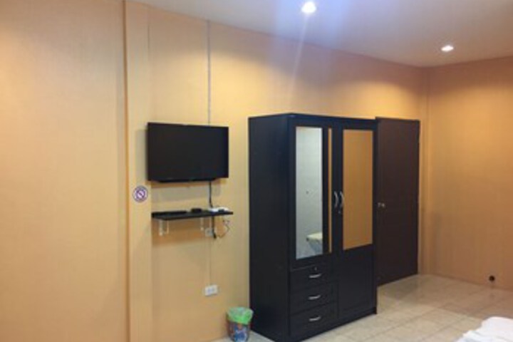 Room 15 of 16