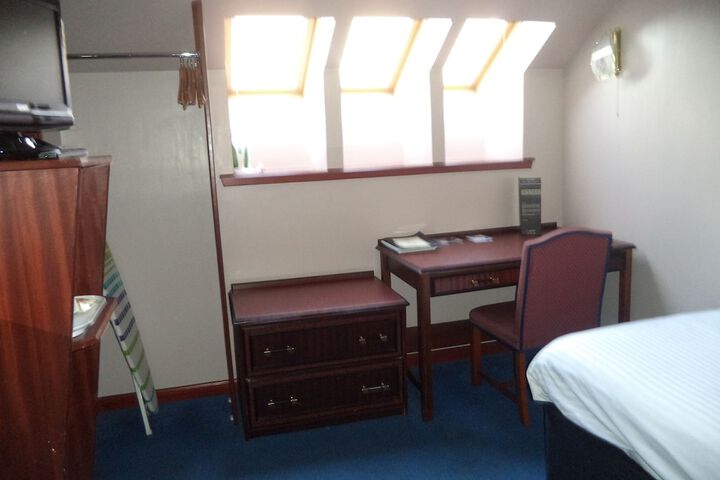 Room 9 of 42