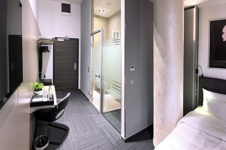 Room 15 of 33