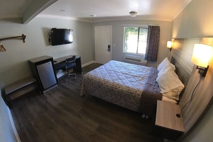 1 Queen Bed (6 of 16)