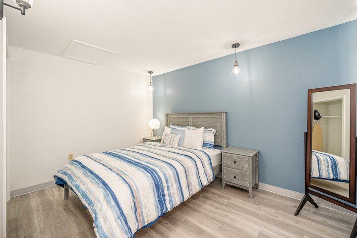 1 Queen Bed (8 of 13)