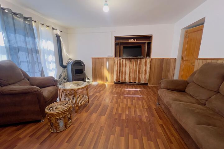 Room 4 of 8