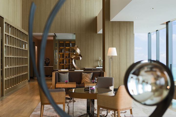 Lounge 85 of 100