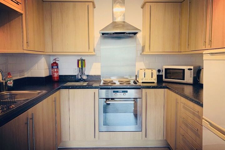 Zebra Serviced ApartmentsatCoombe Way with FREE Netflix Wi-Fi and Parking