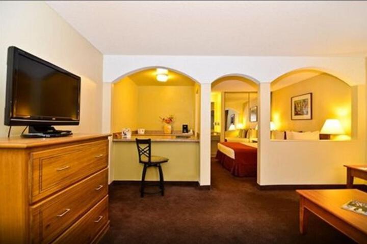 Standard Room, King or Two Doubles (2 of 7)
