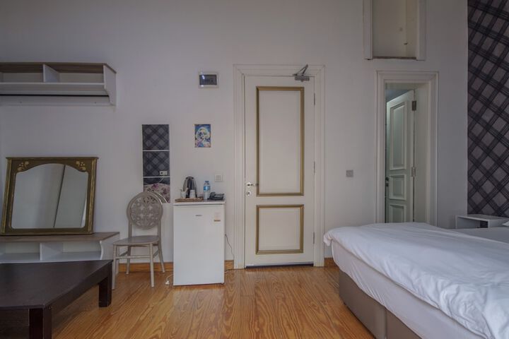 Room 10 of 99