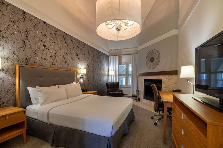 Standard Queen Bed Atrium View Sofa (6 of 12)